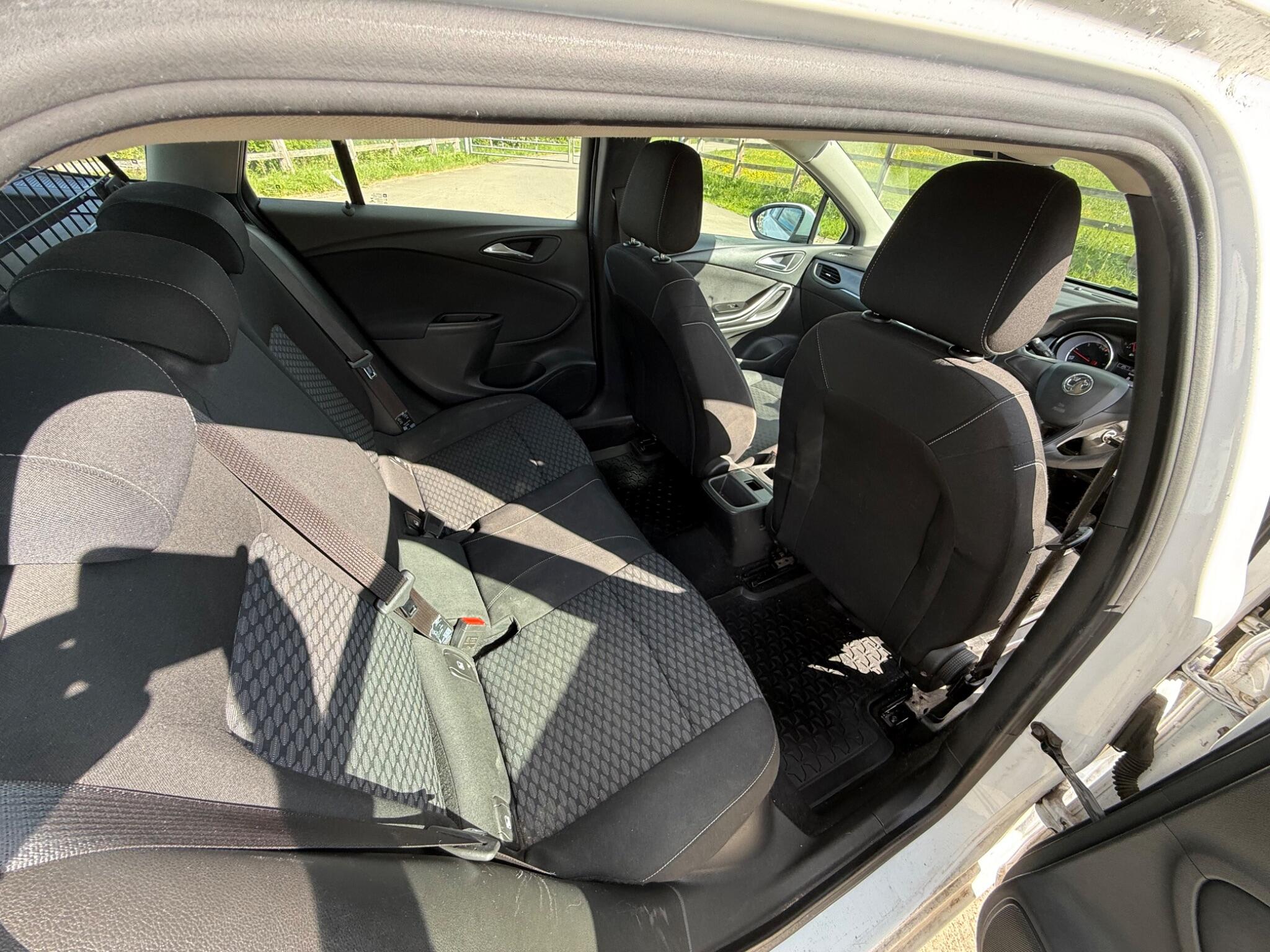 Vauxhall Astra 1.6 CDTi Tech Line Sports Tourer Euro 6 (s/s) 5dr — photo 93 of 104